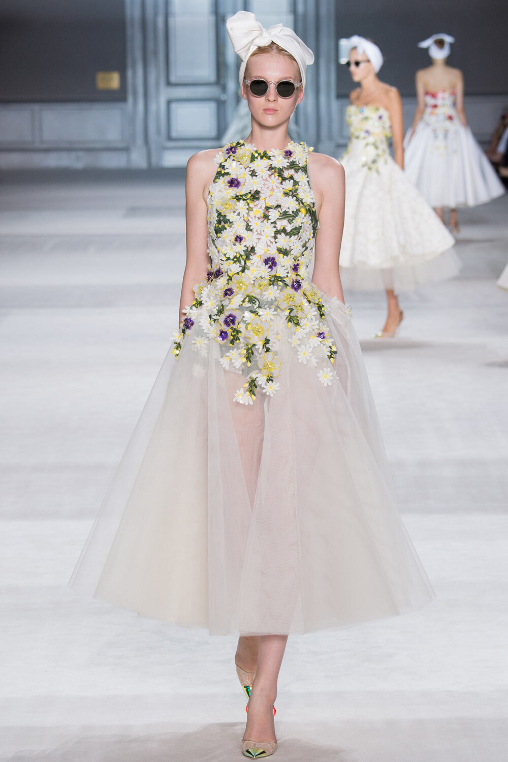 詹巴迪斯塔·瓦利(Giambattista Valli)2014秋冬巴黎高级定制系列 斑纹和花束元素成为主题