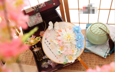 夜合庭前花正开，轻罗小扇为谁裁。