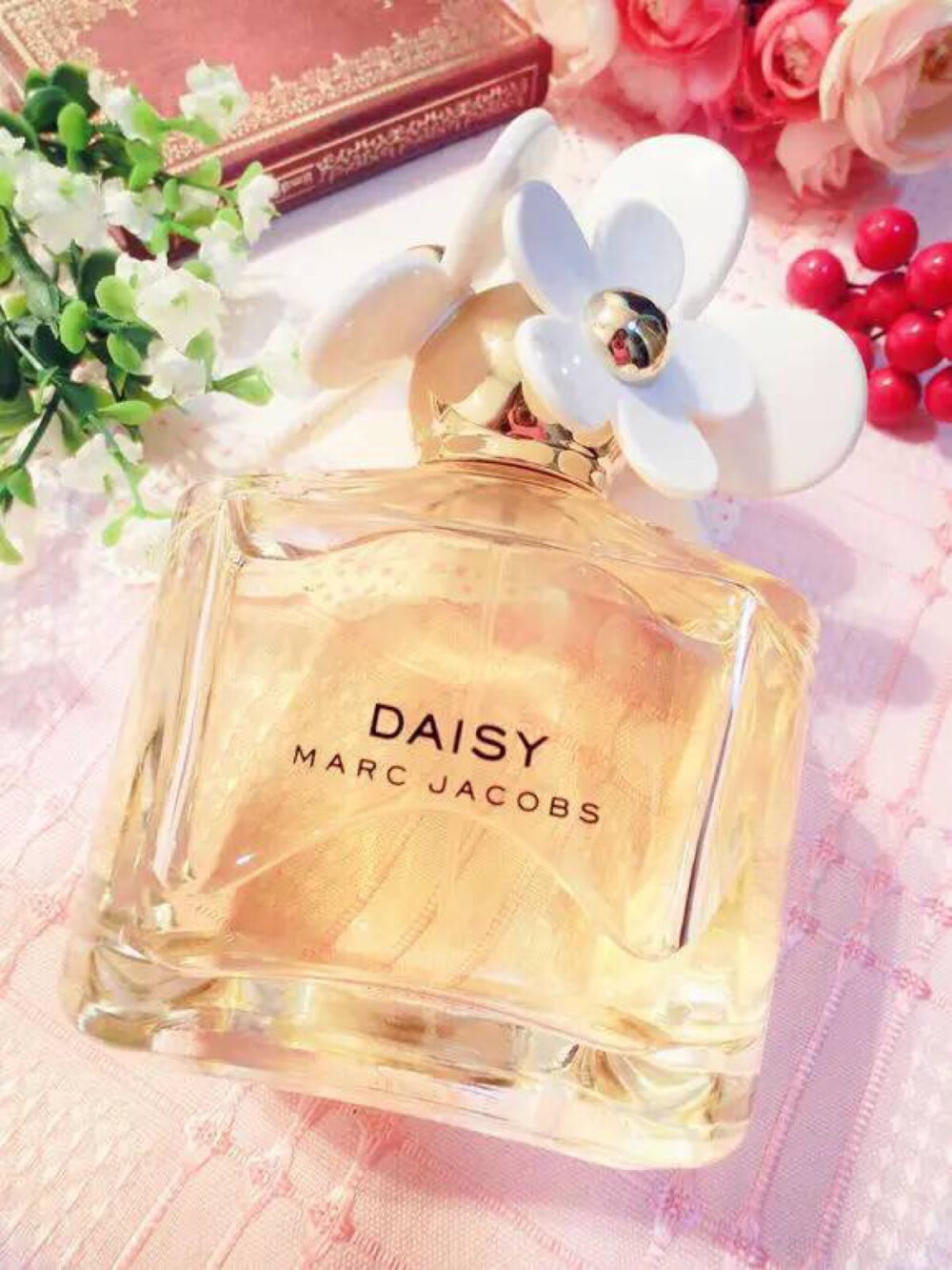 Marc Jacobs DAISY 雛菊淡香水 (50毫升)
市場(chǎng)價(jià)：630元
主打花香調(diào)的經(jīng)典款，中調(diào)清香舒服的紫羅蘭花香，有別於其他混雜味道的香水，令人仿佛置身於普羅旺斯的紫蘿蘭花海，淡淡的甜味溫馨而不輕佻，小資而不出眾~