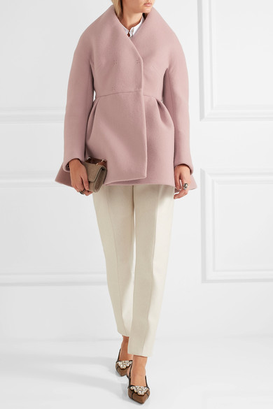 DELPOZO 以摩登柔美形容品牌风格，将高定服装的手工技艺结合成衣的创新设计和技术革新，打造出这款复古玫瑰色外套。单品由羊毛羊驼毛混纺面料制成，配有加高的领口和迷人的腰摆，内置绢网褶边则可让衣身更为丰盈。不…