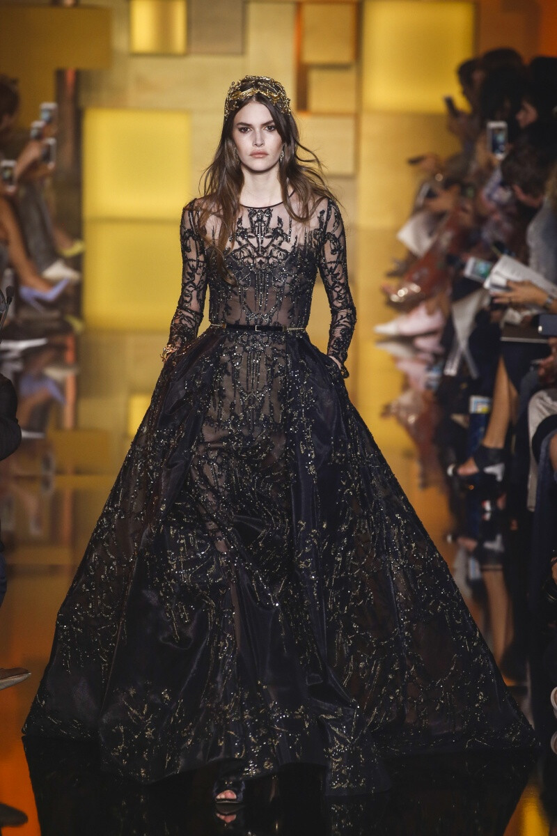 Elie Saab 2015 秋冬高级定制 Elie Saab品牌风格，一向都是以奢华高贵、优雅迷人的晚礼服而著称，宛如又一个VALENTINO。Elie Saab 的高级定制女装秀,运用丝绸闪缎、珠光面料、带有独特花纹的雪纺、银丝流苏、精细的刺绣……让女人在行走间浮游流动，充满飘逸轻灵的梦幻色彩，为所有女人构筑一个童话般的梦。同时运用褶皱、水晶和闪钻， Elie Saab 大手笔勾勒出精美奢华的服饰盛宴，挥洒着熠熠星光，带给所有人炫目时尚的同时，亦让Elie Saab的女人化身成最优美的精灵国度公主～