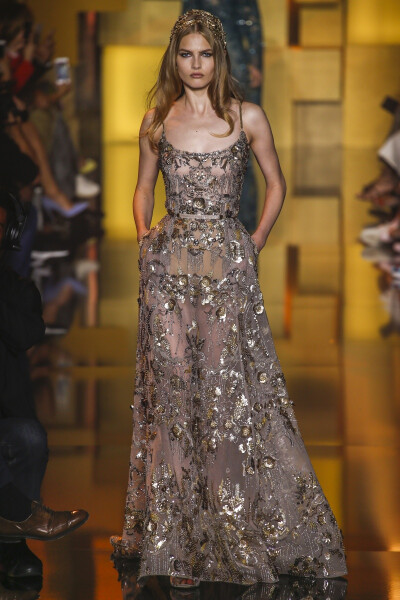 Elie Saab 2015 秋冬高级定制 Elie Saab品牌风格，一向都是以奢华高贵、优雅迷人的晚礼服而著称，宛如又一个VALENTINO。Elie Saab 的高级定制女装秀,运用丝绸闪缎、珠光面料、带有独特花纹的雪纺、银丝流苏、精细的…