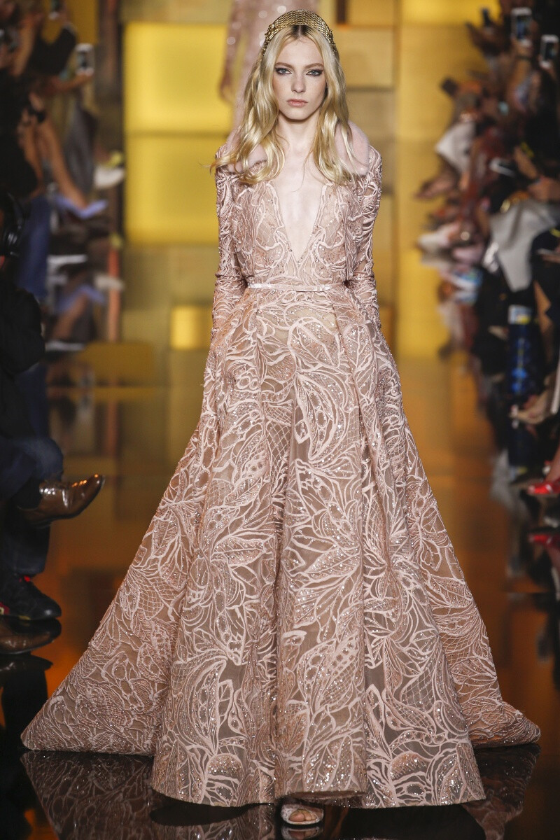 Elie Saab 2015 秋冬高级定制 Elie Saab品牌风格，一向都是以奢华高贵、优雅迷人的晚礼服而著称，宛如又一个VALENTINO。Elie Saab 的高级定制女装秀,运用丝绸闪缎、珠光面料、带有独特花纹的雪纺、银丝流苏、精细的刺绣……让女人在行走间浮游流动，充满飘逸轻灵的梦幻色彩，为所有女人构筑一个童话般的梦。同时运用褶皱、水晶和闪钻， Elie Saab 大手笔勾勒出精美奢华的服饰盛宴，挥洒着熠熠星光，带给所有人炫目时尚的同时，亦让Elie Saab的女人化身成最优美的精灵国度公主～