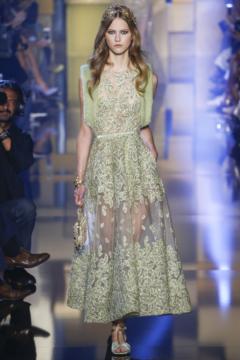 Elie Saab 2015 秋冬高级定制 Elie Saab品牌风格，一向都是以奢华高贵、优雅迷人的晚礼服而著称，宛如又一个VALENTINO。Elie Saab 的高级定制女装秀,运用丝绸闪缎、珠光面料、带有独特花纹的雪纺、银丝流苏、精细的刺绣……让女人在行走间浮游流动，充满飘逸轻灵的梦幻色彩，为所有女人构筑一个童话般的梦。同时运用褶皱、水晶和闪钻， Elie Saab 大手笔勾勒出精美奢华的服饰盛宴，挥洒着熠熠星光，带给所有人炫目时尚的同时，亦让Elie Saab的女人化身成最优美的精灵国度公主～