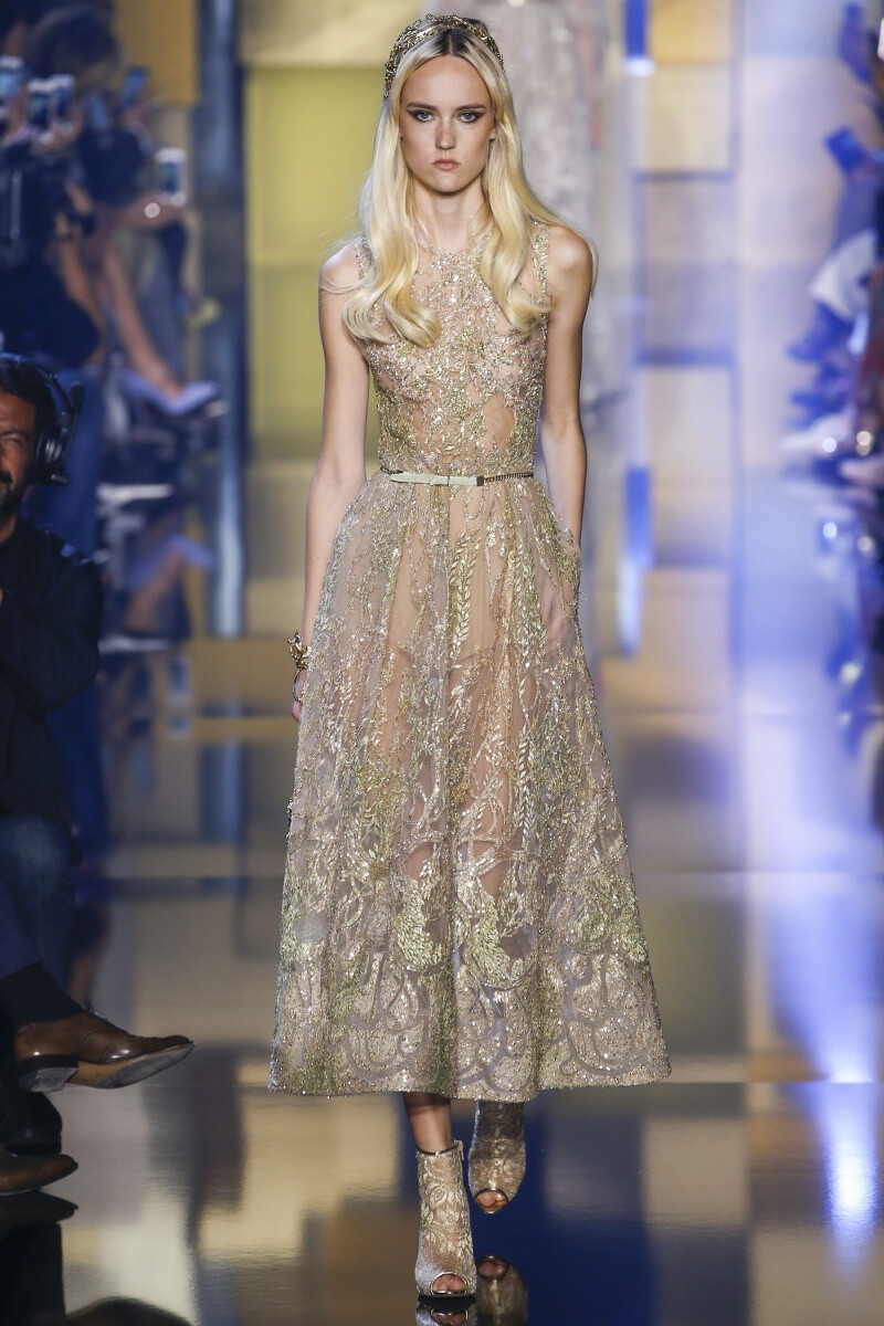 Elie Saab 2015 秋冬高级定制 Elie Saab品牌风格，一向都是以奢华高贵、优雅迷人的晚礼服而著称，宛如又一个VALENTINO。Elie Saab 的高级定制女装秀,运用丝绸闪缎、珠光面料、带有独特花纹的雪纺、银丝流苏、精细的刺绣……让女人在行走间浮游流动，充满飘逸轻灵的梦幻色彩，为所有女人构筑一个童话般的梦。同时运用褶皱、水晶和闪钻， Elie Saab 大手笔勾勒出精美奢华的服饰盛宴，挥洒着熠熠星光，带给所有人炫目时尚的同时，亦让Elie Saab的女人化身成最优美的精灵国度公主～