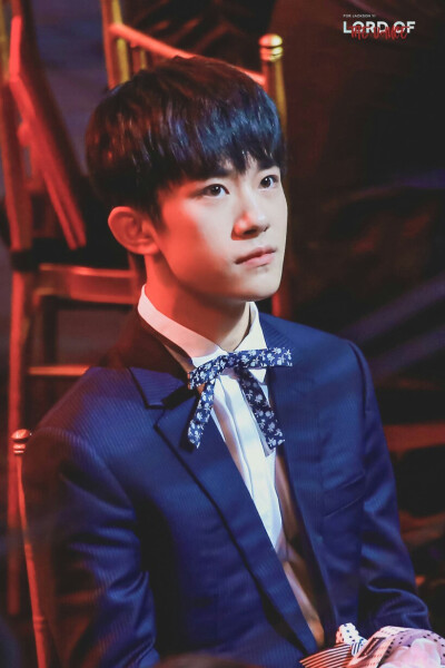 #易烊千玺 #TFBOYS 时尚芭莎慈善夜 高清 西装 帅气