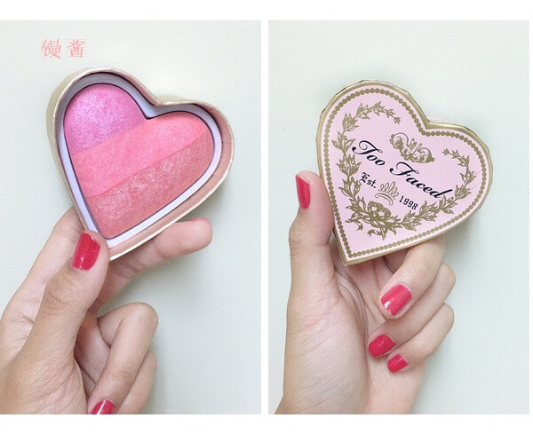 ✿ Toofaced 甜心腮红 Candy Glow
可爱的心都要化了惹。虽然我也很喜欢看起来稳重一点牌子但是偶尔还是会被可爱的东西收买2333. 我原本很怕这种珠光腮红到脸上很假。在手上试色时也觉得很淡还泛白。没什么颜色。但是到脸上后效果OMG！！非常日常又很粉嫩。缺点就是盒子略大不方便旅游携带。
