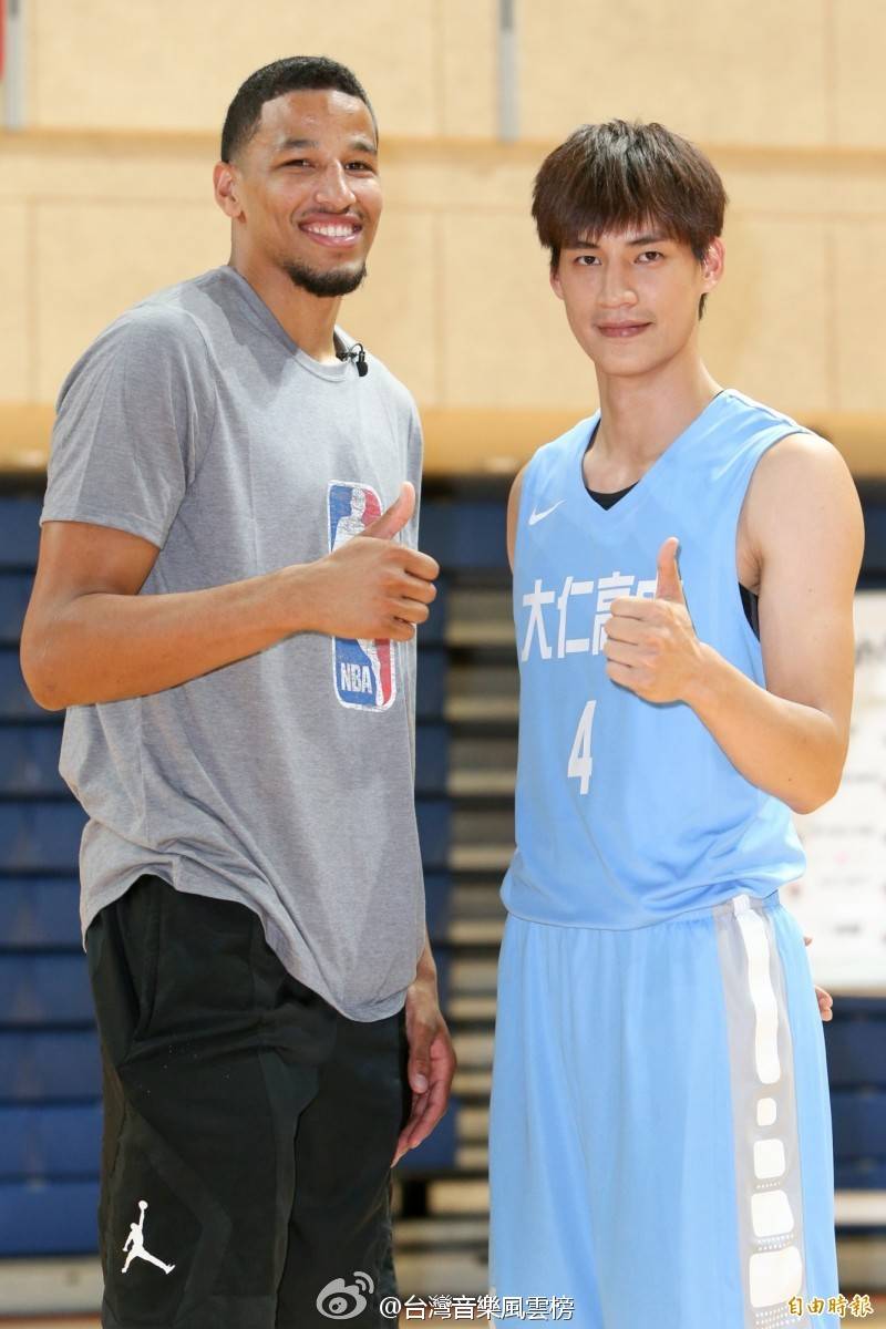 《High5制霸青春》—— NBA雷霆隊球星羅伯森應NBA Taiwan之邀來台，今天探班劇集《High5制霸青春》，現場和演員SpeXial团长宏正、晨翔、毛弟邱翊橙 等人玩NBA籃球場邊「KNOCKOUT遊戲」，現場也派出宏正當代表，送上台灣名產鳳梨酥~