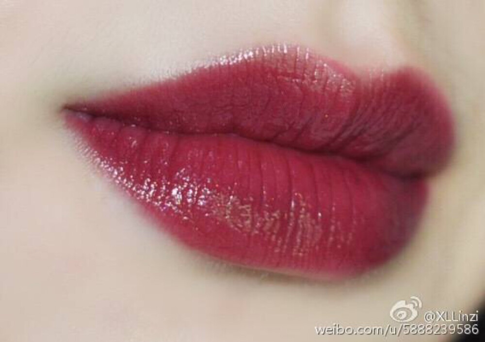 CHANEL rouge coco stylo 香奈儿细管唇膏 色号212
这支比起姨妈色我更愿意叫它熟透的浆果色，有非常非常低调的细闪，紫调不重加上水润质地不挑皮，薄涂紫调明显一些，厚涂棕调会出来。
香奶奶的唇膏颜色一直很美但质地真的一般般，但这次细管质地方面真的要打100分，其实妆感上来说我一直是更喜欢哑光的，但这支我第一次上嘴就有一种幸福的感觉，太！丝！滑！感觉要融化了，细管的设计也非常好涂
@找丢网北美美容