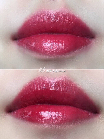 stila stay all day系列唇釉04 scarlet vinyl 微醺的蔷薇色？觉得是红色里夹杂一些玫瑰色调，上嘴稍微有点粘，是玻璃唇效果，持久度也很不错，对得起stay all day这个名字。而且这个颜色也很适合秋冬，总觉得看上去…