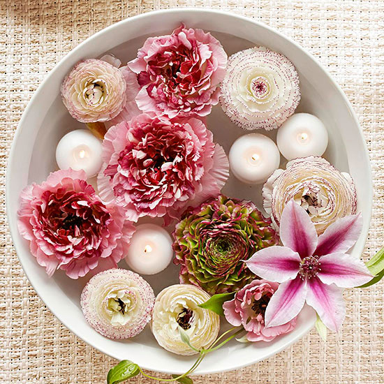 Floating Candles and Flowers Centerpiece It doesn't get easier (or more stunning) than this. Set your favorite flowers adrift alongside floating candles for a gorgeous but understated wedding centerpiece. This project can be sized for any budget, with small dessert bowls making as sweet a statement 