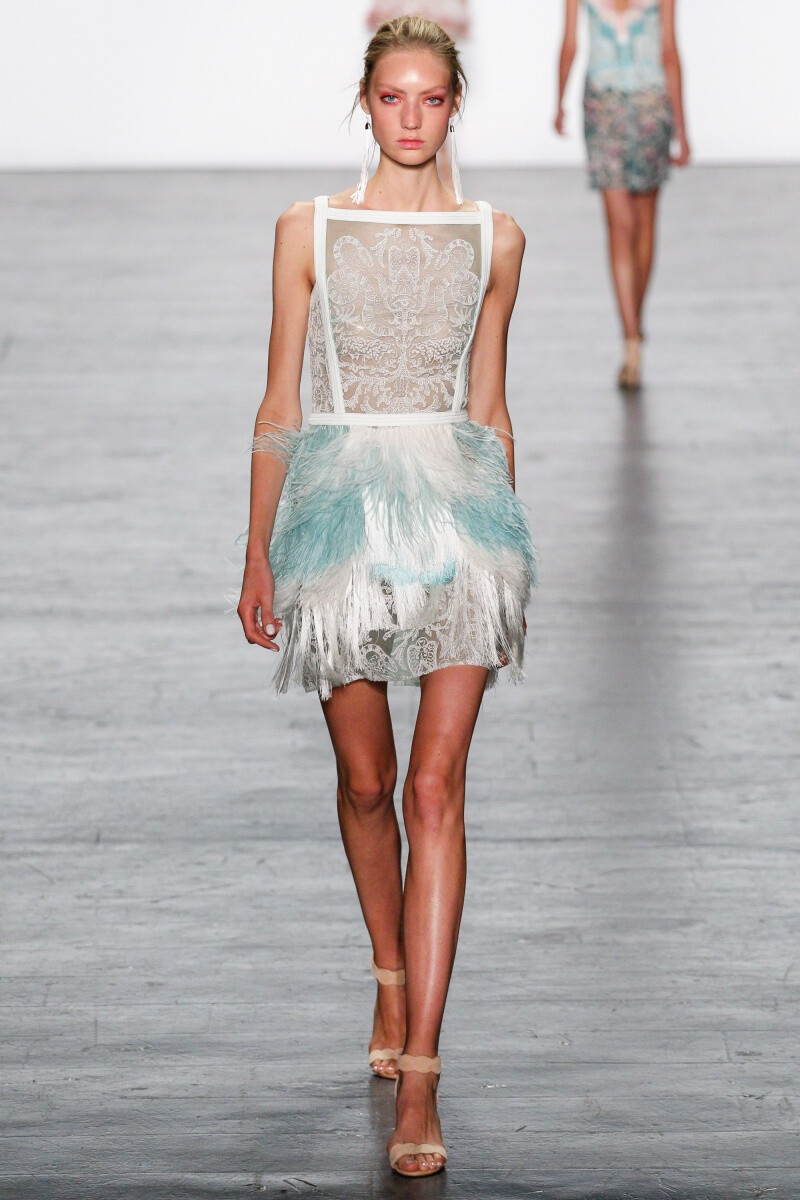 Tadashi Shoji 2017 春夏高级成衣 设计师Tadashi说，这一季的主题是【浮·万象幻化】。 他的灵感还是来自于我们中国艺术家吴俊勇先生的作品《飞舟》。 这个系列想要表达的是对重生的全新诠释。 我们能看到各种明丽的色彩，加之到动物花鸟的图案上，贴近自然，又很有中国韵味和禅意。 这一季还融入了很多羽毛的图案和质感，让裙子一下就鲜活起来了，透着灵动和野性。 这次很有新意的是运用降落伞元素，除了有降落伞面料、还有设计感的束带，飘逸飞升的生命感油然而起。 纤细的、娟秀的、精致的、曼妙的，一直是属于Tadashi Shoji的东方美学～