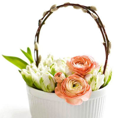 Pretty Basket Centerpiece Turn ordinary cookware into adorable centerpieces. Our "baskets" are perfect for a spring or summer wedding, and they're easy to make. Line a ceramic dish with moistened flor…