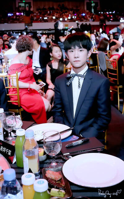 #易烊千玺 #TFBOYS 时尚芭莎慈善夜 高清 西装 帅气