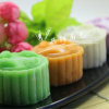 材料:
冰皮月饼制作方法
糯米粉60g、粘米粉40g、葛粉50g、牛奶230g、糖粉40g、白油20g、豆沙适量、糕粉适量、做手粉用,防粘(糯米粉放锅中炒熟即成)菠菜汁、南瓜泥、紫薯泥适量(用来调色)。
冰皮制作方法:
1、糯米粉、粘米粉、葛粉、砂、牛奶混合成米浆。
2、上锅蒸20分钟,中间搅拌两次,蒸好的面团,放入白油,戴上手套将粉团揉成光滑的面团。
3、包上保鲜膜放入冰箱冷藏1小时.(面团放室温常时间容易发粘,放入冰箱冷藏手感会好些噢) 。