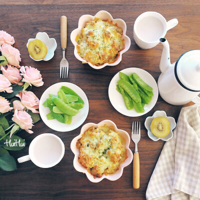 早安，今日早餐：咖喱鸡肉焗饭+清炒荷兰豆+奇异果+花生浆。
咖喱鸡肉焗饭做法很简单，将咖喱鸡肉做好后与米饭搅拌均匀，表面撒上马苏里拉芝士，进烤箱200°烘烤20分钟，金黄即可。
咖喱鸡肉饭做法：《今天吃什么》…