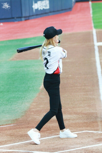 #MAMAMOO# #玟星# #文星伊# #MOONBYUL#
【160910 韩国职棒联赛 开场实图2p】
cr.MMM_0619M