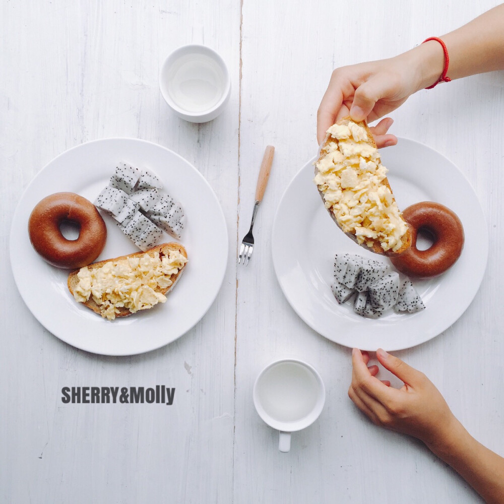 Hello Tuesday不管有啥事儿 吃完早餐 都得能量满满的开始以后的生活～巧克力贝果/鸡蛋乡村包三明治/火龙果～