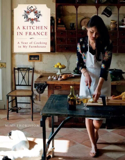 2014年她出版了第一本书叫做《法国厨房：我在农舍下厨的一年》，新书一出版就成为畅销书。现在还定期做一些视频直播自己做菜的过程。