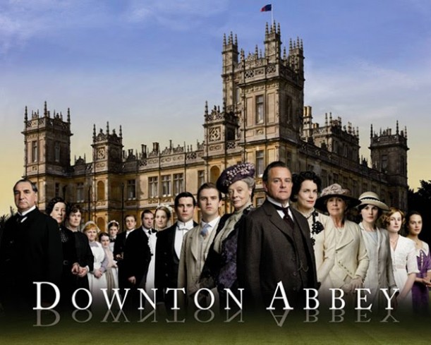 《唐顿庄园》（Downton Abbey）是由英国ITV电视台出品的时代剧，该剧由布莱恩·派西维尔、詹姆斯·斯特朗联合执导，朱利安·费罗斯编剧，休·邦尼维尔、伊丽莎白·麦戈文、玛吉·史密斯、米歇尔·道克瑞等领衔主演。
背景设定在1910年代英王乔治五世在位时约克郡一个虚构的庄园——“唐顿庄园”，故事开始于格兰瑟姆伯爵一家由家产继承问题而引发的种种纠葛，呈现了英国上层贵族与其仆人们在森严的等级制度下的人间百态。