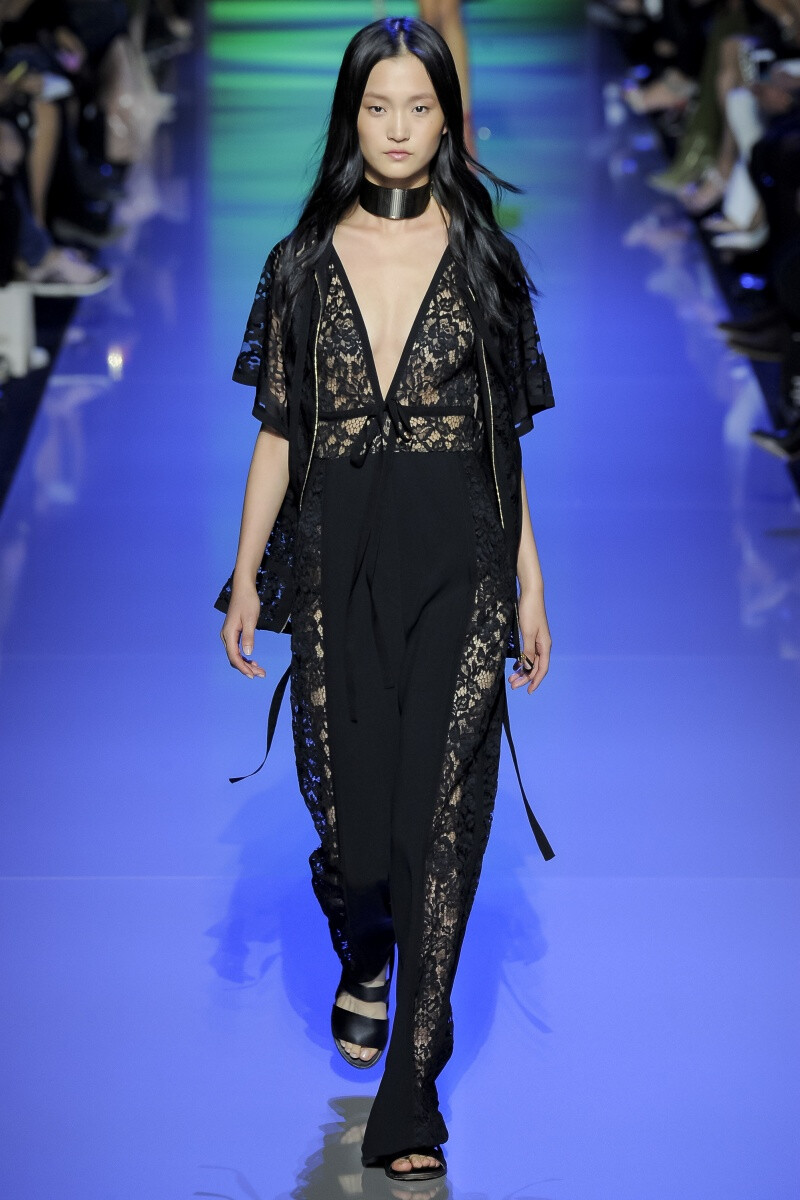 Elie Saab 2016 春夏高级成衣 ElieSaab作为擅长华贵礼服的红毯品牌，这一季明显在寻求突破。将他擅长的蕾丝、透视融入日常着装的设计中，并加入更多色彩，以前隔着屏幕都能感受到Elie Saab的一个“仙”字，这一季仙女终于走下凡间了～