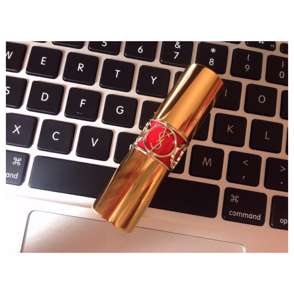 #口红种草#YSL2016新色，圆管45号，非常好看的草莓红，不挑皮，而且非常显白，不同于46号的橘色调，这支可淡抹也可厚涂，都非常好看，也挺润的，水蜜桃味儿，好好闻！