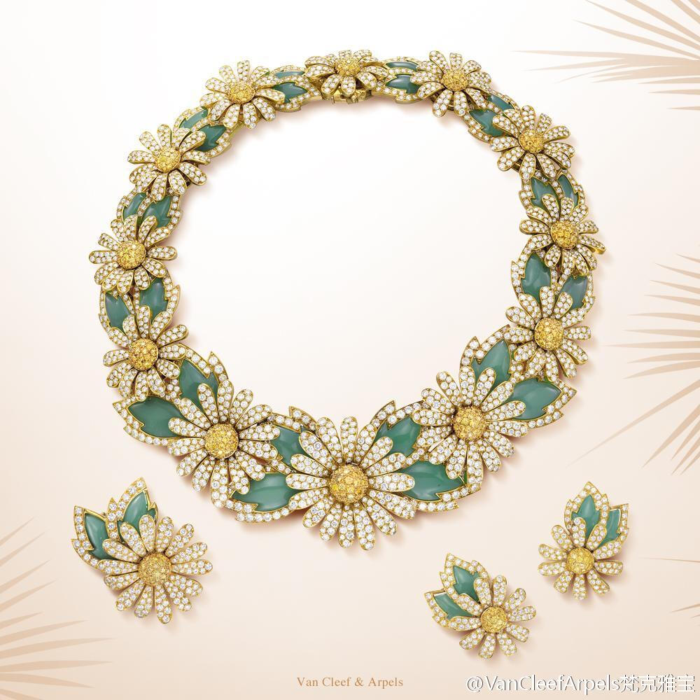 这套Reine Marguerites翠菊珠宝，采用黄k金、明亮式切割钻石以及雕花绿玉髓制作而成的作品，曾经为伊丽莎白·泰勒(Elizabeth Taylor)所拥有，并在众多场合陪伴着这位传奇女星。