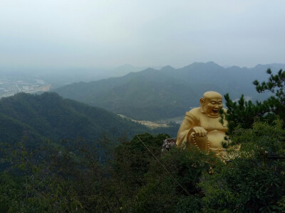 杭州千岛湖旁的大慈岩