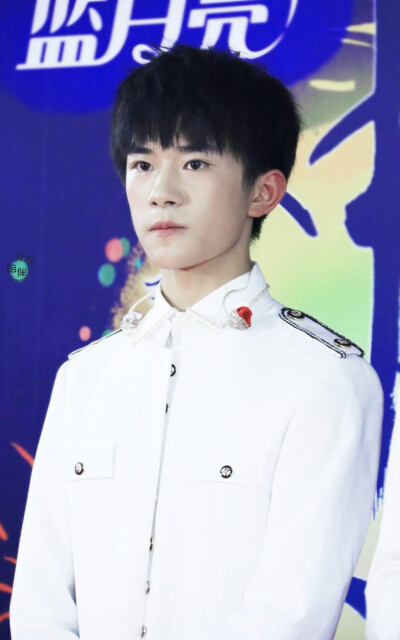 TFBOYS易烊千玺
你见过一个15岁的男孩会编舞跳舞剪辑音乐，也能提笔就是好几种字体的书法，能唱民谣《昨天的我的现在的未来》，也能唱b-box，能边打架子鼓，边喝水边玩鼓槌，也能跳中国古典水袖舞。能搞怪的跳咚巴拉…