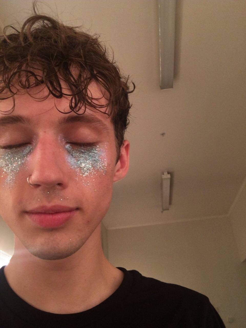 Troye Sivan(戳爷)，1995年6月5日出生于南非约翰内斯堡，南非裔澳大利亚歌手、演员。