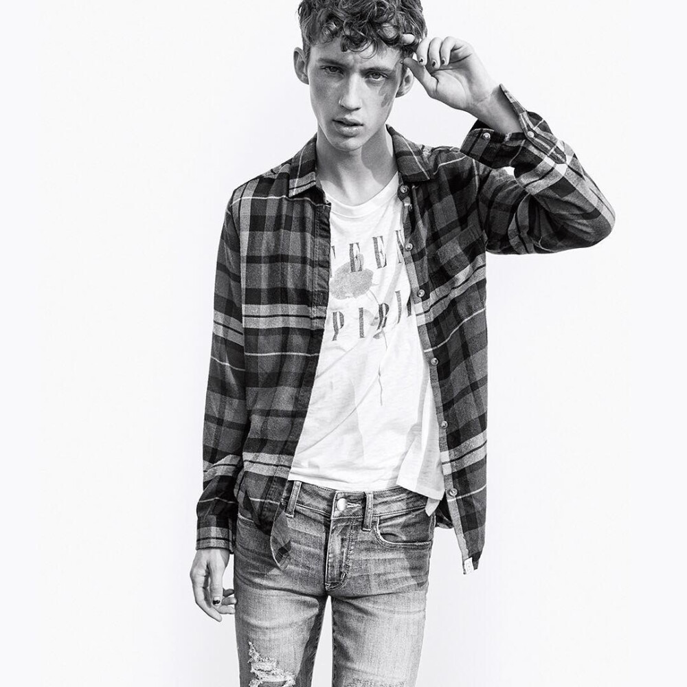 Troye Sivan(戳爷)，1995年6月5日出生于南非约翰内斯堡，南非裔澳大利亚歌手、演员。