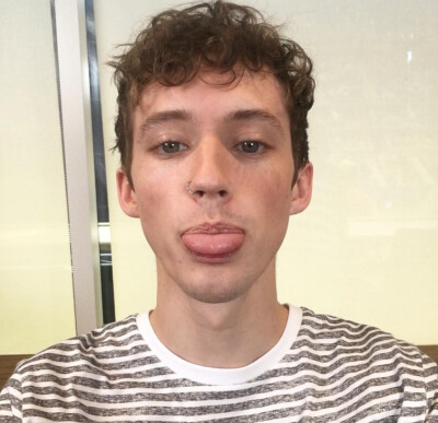 Troye Sivan(戳爷)，1995年6月5日出生于南非约翰内斯堡，南非裔澳大利亚歌手、演员。