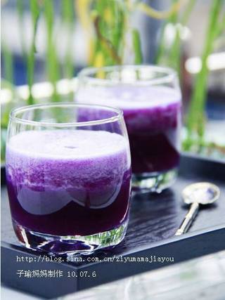 蜂蜜紫甘兰汁 -网上厨房
选择放心的蔬菜，然后将叶子打开，在清水中加一小勺盐，浸泡10分钟，或者可以用淘米水浸泡；
将紫甘蓝撕成碎片；
将撕成碎片的紫甘蓝投入搅拌机中；加入1：1的冷水（或者冰水。）
再加入一大…