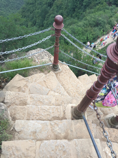 在天峡谷玻璃栈道的对面，这座山上的台阶，转角很突然，两边只有这种链条，距离地面很远，很陡，在山上看地面，腿都软。