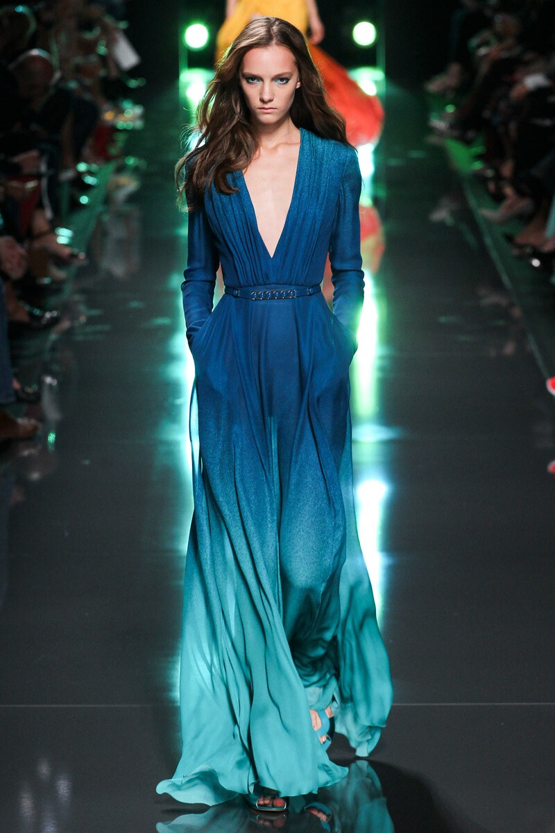 Elie Saab 2015 春夏高级成衣 本季系列以“海洋”为灵感，把人们带入色彩斑斓的神秘海底世界。前短后长的不对称剪裁、70年代风格的造型以及平底鞋都让Elie Saab 2015春夏与以往大大不同，充满青春的活力～