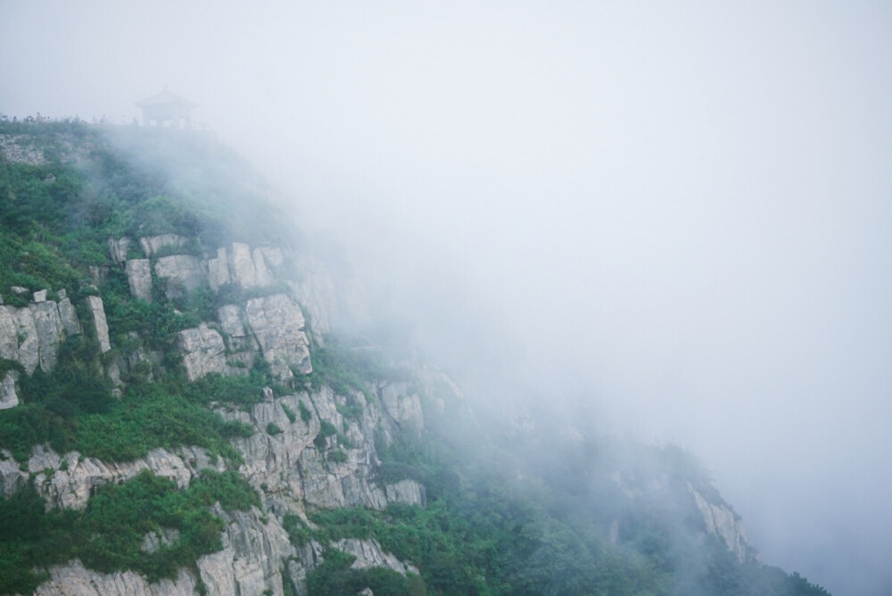 摄于泰山。但远山长，云山乱，晓山青。