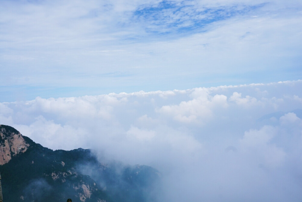 摄于泰山。但远山长，云山乱，晓山青。