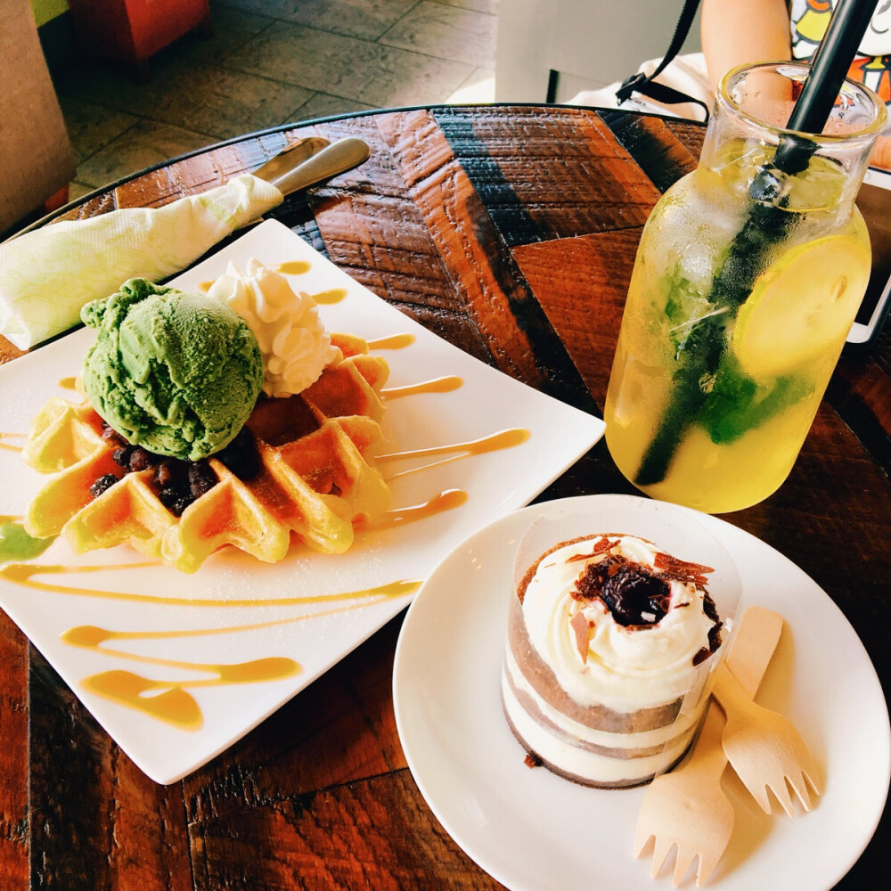 在重庆一定要去洪崖洞的嫩绿茶喝莫西多茉莉，吃华夫饼，一定会再去