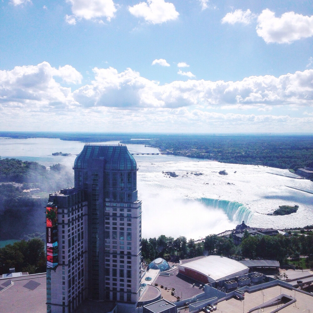 和阿敏的Toronto行，某敏选了个好酒店，风景独好；On the lake冰酒也好美味