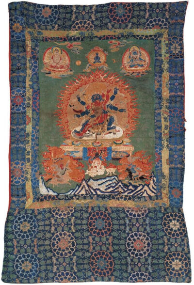 
明 《打籽绣岩传甘露漩明王》唐卡
唐卡是藏族文化中一种独具特色的绘画艺术形式。具有鲜明的民族特点、浓郁的宗教色彩和独特的艺术风格, 用明亮的色彩描绘出神圣的佛的世界；颜料传统上是全部采用金、银、珍珠、玛…