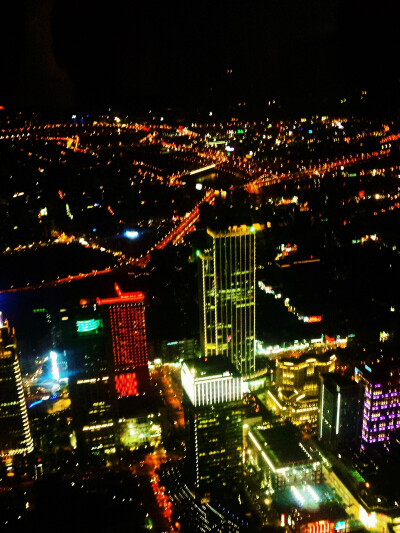 在101露天看台上看夜景，吹吹台北的风。这个夏日的夜晚很清凉。