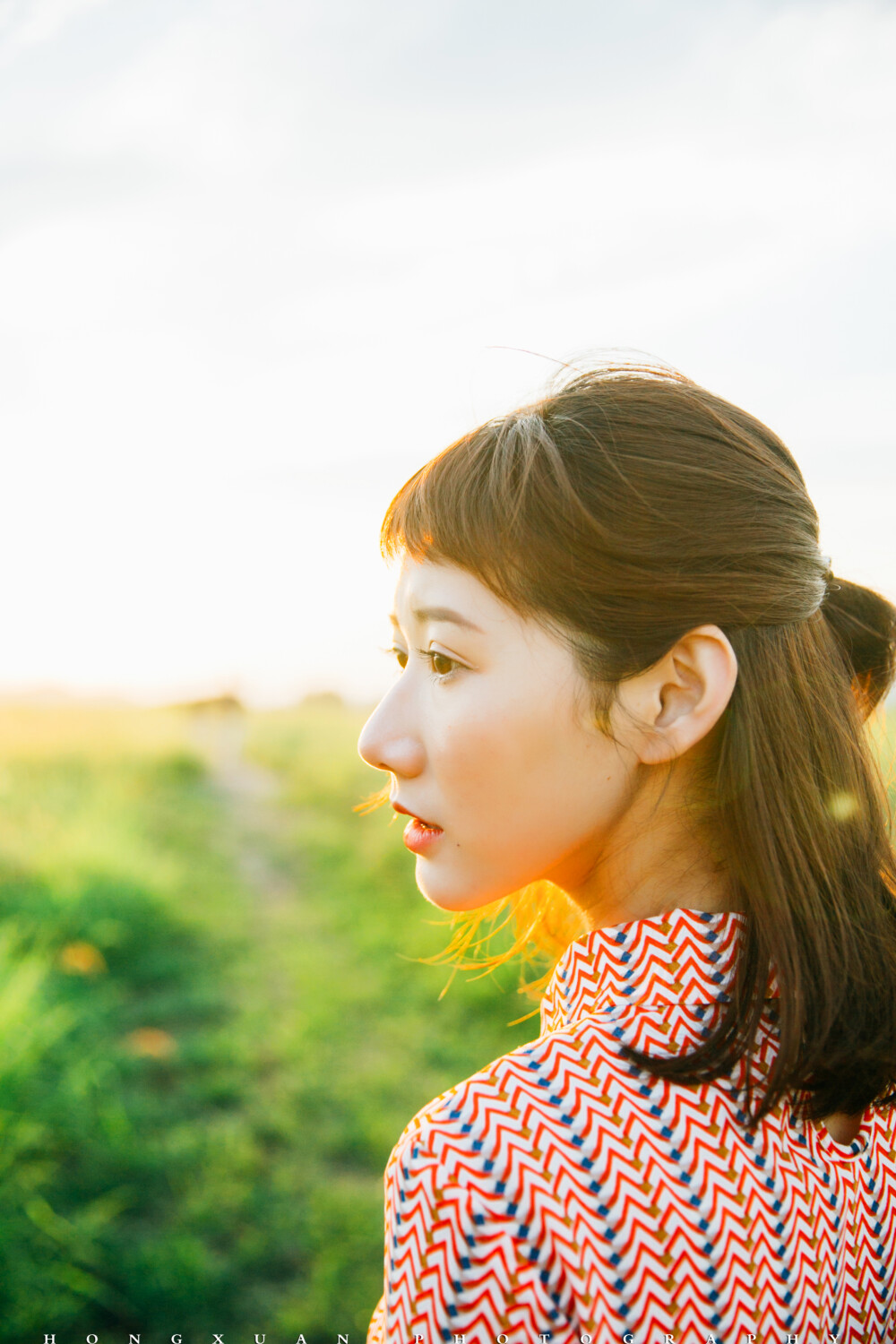 好奇怪的女神裙
摄影：洪小漩
出镜：马儿
马儿说，这条是女神裙，可是人家赞助商店里的主打款呢。
我叹了一口气，这条裙子好难拍啊。
