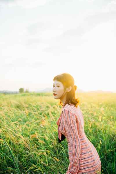 好奇怪的女神裙
摄影：洪小漩
出镜：马儿
马儿说，这条是女神裙，可是人家赞助商店里的主打款呢。
我叹了一口气，这条裙子好难拍啊。
