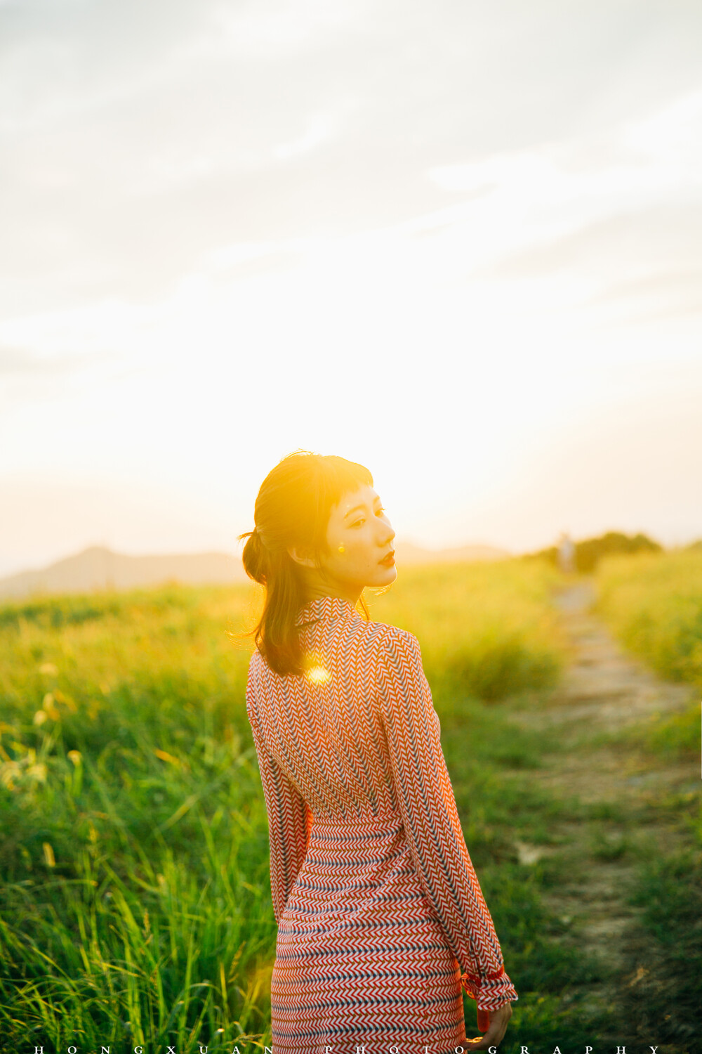 好奇怪的女神裙
摄影：洪小漩
出镜：马儿
马儿说，这条是女神裙，可是人家赞助商店里的主打款呢。
我叹了一口气，这条裙子好难拍啊。
