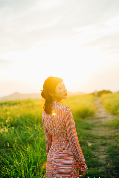 好奇怪的女神裙
摄影：洪小漩
出镜：马儿
马儿说，这条是女神裙，可是人家赞助商店里的主打款呢。
我叹了一口气，这条裙子好难拍啊。
