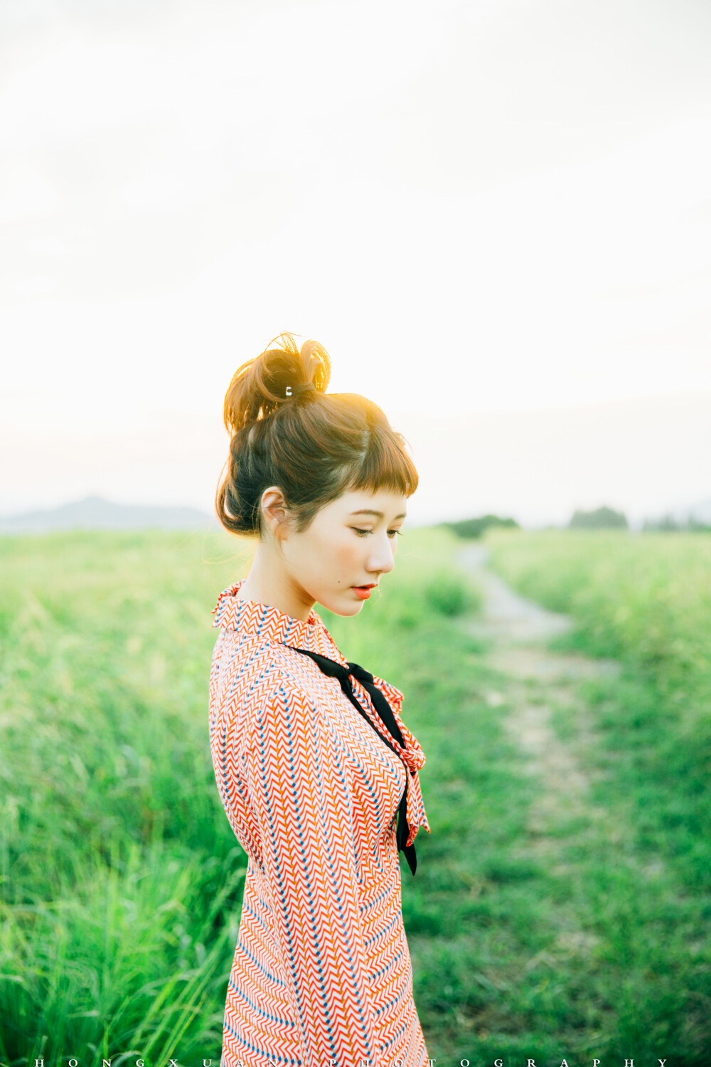 好奇怪的女神裙
摄影：洪小漩
出镜：马儿
马儿说，这条是女神裙，可是人家赞助商店里的主打款呢。
我叹了一口气，这条裙子好难拍啊。
