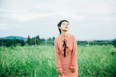 好奇怪的女神裙
摄影：洪小漩
出镜：马儿
马儿说，这条是女神裙，可是人家赞助商店里的主打款呢。
我叹了一口气，这条裙子好难拍啊。
