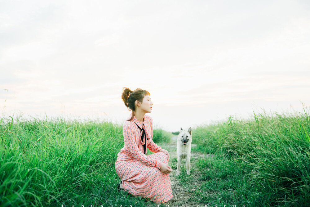 好奇怪的女神裙
摄影：洪小漩
出镜：马儿
马儿说，这条是女神裙，可是人家赞助商店里的主打款呢。
我叹了一口气，这条裙子好难拍啊。
