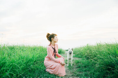 好奇怪的女神裙
摄影：洪小漩
出镜：马儿
马儿说，这条是女神裙，可是人家赞助商店里的主打款呢。
我叹了一口气，这条裙子好难拍啊。
