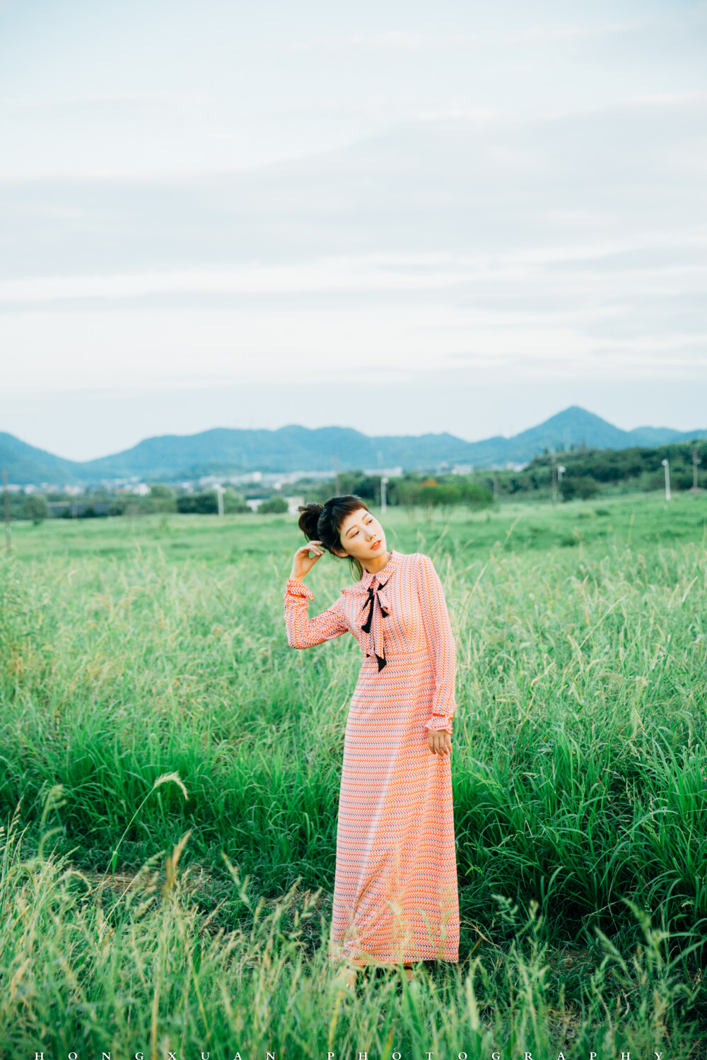 好奇怪的女神裙
摄影：洪小漩
出镜：马儿
马儿说，这条是女神裙，可是人家赞助商店里的主打款呢。
我叹了一口气，这条裙子好难拍啊。
